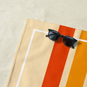 Serviette De Plage Retro Stripes Orange Monogramme Nom Personnalisé (En situation)