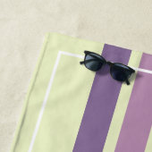 Serviette De Plage Retro Stripes Purple Monogramme Nom Personnalisé (En situation)