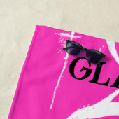 Serviette de plage rose A.O.N.G (En situation)