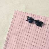 Serviette de plage rose avec rayures noires (En situation)