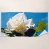 Serviette De Plage Rose blanche sous ciel bleu (Devant)