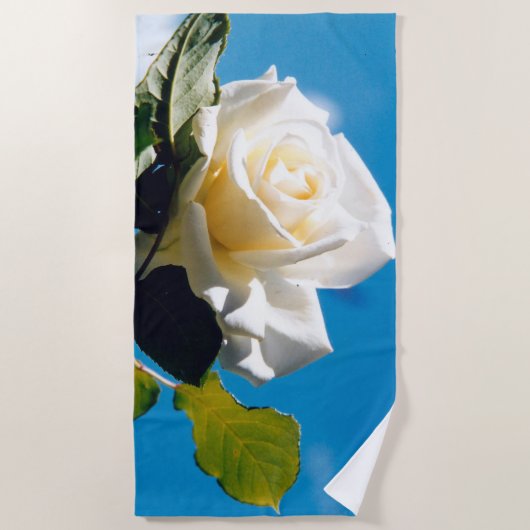 Serviette De Plage Rose blanche sous ciel bleu (Devant)
