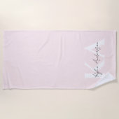 Serviette De Plage Rose Blush moderne Nom du monogramme personnalisé  (Devant)