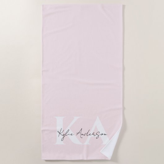 Serviette De Plage Rose Blush moderne Nom du monogramme personnalisé  (Devant)
