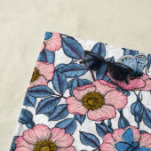 Serviette De Plage Rose de chien et papillons (En situation)