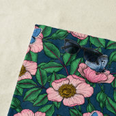 Serviette De Plage Rose de chien et papillons (En situation)