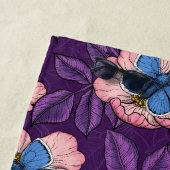 Serviette De Plage Rose de chien et papillons en rose et violet (En situation)