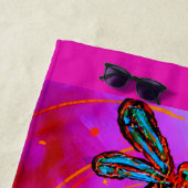 Serviette de plage rose électrique Flit Dragonfly (En situation)