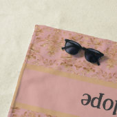 Serviette de plage rose et or Damask (En situation)