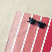 Serviette De Plage Rose et rayures sarcelle tendance Monogramme nom p (En situation)