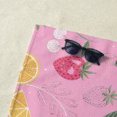 Serviette de plage rose fraise et florale (En situation)