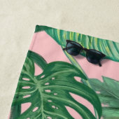 Serviette de plage rose girly Palm Tropical pour e (En situation)