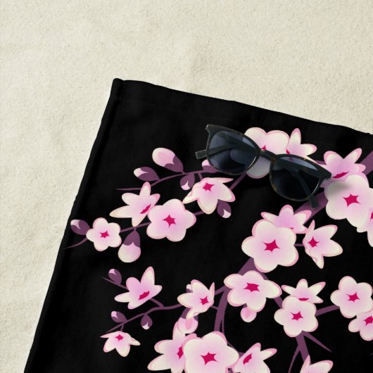 Serviette de plage rose noire fleurie de cerisier (En situation)