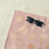 Serviette De Plage Rose-or et beige points motif (En situation)