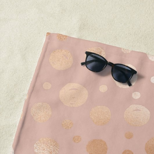 Serviette De Plage Rose-or et beige points motif (En situation)
