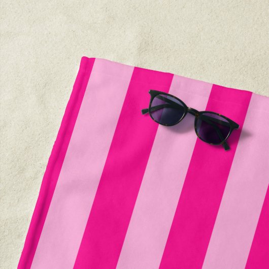 Serviette de plage rose pâle et rosée profonde (En situation)