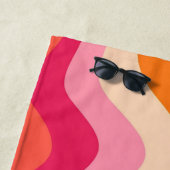 Serviette De Plage Rose Super rétro esthétique - Monogramme (En situation)