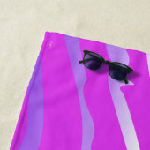 Serviette de plage rose Zesty Zebra (En situation)