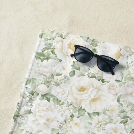 Serviette De Plage Roses Fleurales Blanches Crème Romantiques  (En situation)