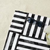 Serviette De Plage Roses Jaunes Douces Baies Noires et Blances (En situation)