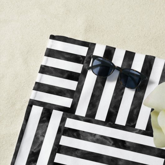 Serviette De Plage Roses Jaunes Douces Baies Noires et Blances (En situation)