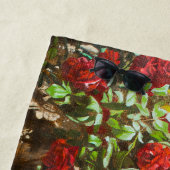 Serviette De Plage Roses rouges contre un mur de pierre (En situation)