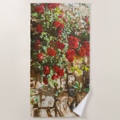 Serviette De Plage Roses rouges contre un mur de pierre (Devant)