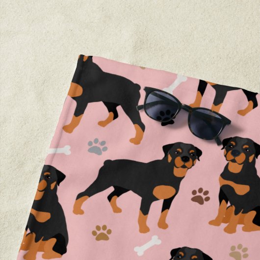 Serviette de plage Rottweiler Dog Bones and Paws B (En situation)