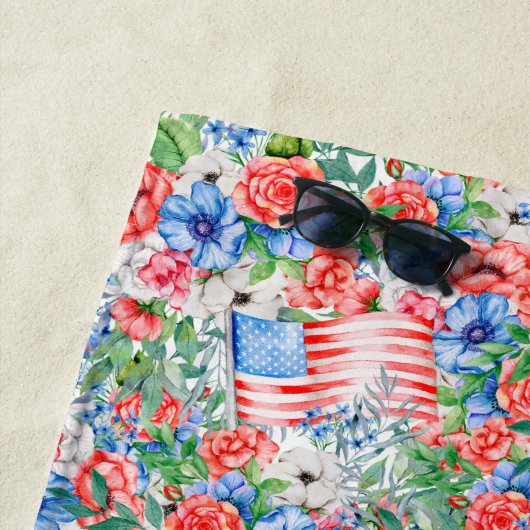 Serviette De Plage Rouge Blanc Bleu Fleurs Monogramme Nom 4 juillet (En situation)