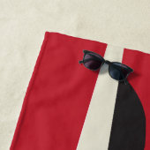 Serviette de plage rouge, blanche et noire (En situation)