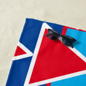 Serviette de plage rouge bleu Triangle bleu (En situation)