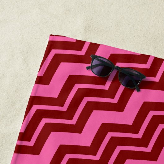 Serviette De Plage Rouge bordeaux rose chevron design zigzag (En situation)