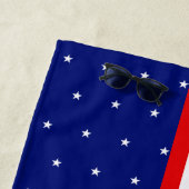 Serviette De Plage Rouge et blanc avec Motif étoilé sur bleu (En situation)