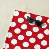 Serviette de plage rouge et blanche personnalisée (En situation)