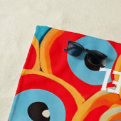Serviette de plage rouge et bleue colorée œil du m (En situation)