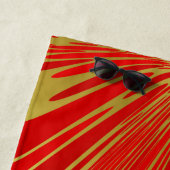 serviette de plage rouge et or (En situation)