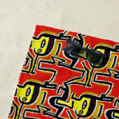 Serviette De Plage Rouge Jaune Noir, Chiffres Abstraits (En situation)
