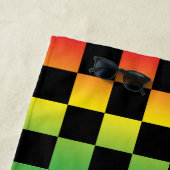 Serviette De Plage Rouge jaune vert Rasta Ombre À damiers (En situation)