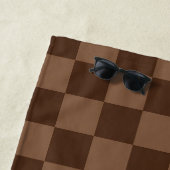 Serviette De Plage Rouge Luxe avec Damier Marron (En situation)