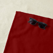 Serviette de plage rouge profond personnalisée ave (En situation)