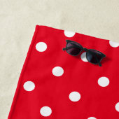 Serviette De Plage Rouge Rétro à Points Blancs (En situation)