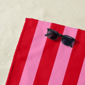 Serviette De Plage Rouge rose gras rayures personnalisées nom rétro (En situation)