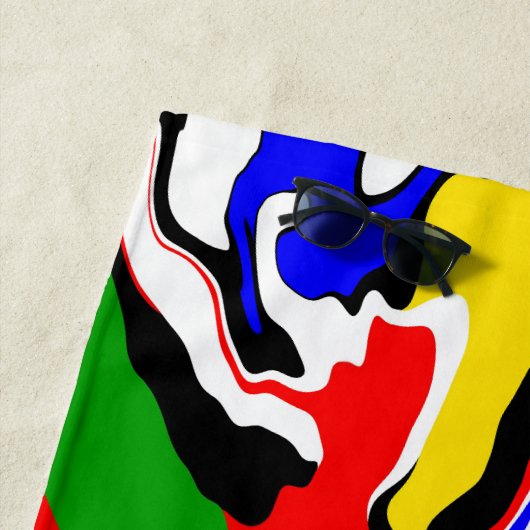 Serviette De Plage Rouges, jaunes, noirs, bleus et verts (En situation)