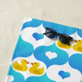 Serviette De Plage Rubber Duckie et Coeurs Jaune et Bleu (En situation)