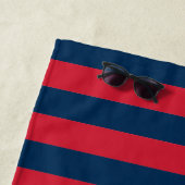 Serviette De Plage Rugby bleu marine et rouge avec nom personnalisé (En situation)