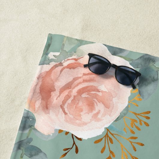 Serviette De Plage Sage vert rose or florales monogramme initiales (En situation)