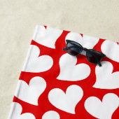 SERVIETTE DE PLAGE SAINT-VALENTIN COEURS ROUGES ET BLANCS SAINT-VALEN (En situation)