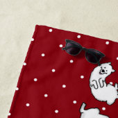 Serviette De Plage Sammy épelée dans des lettres de Chien Samoyé (En situation)