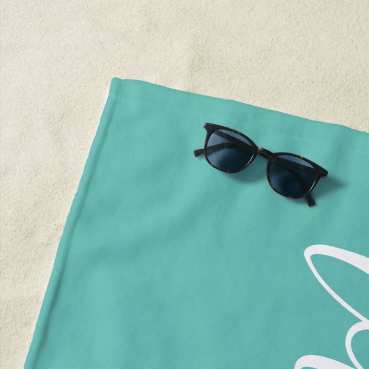 Serviette de plage sarcelle à écriture monogrammée (En situation)