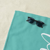 Serviette de plage sarcelle à monogramme Script (En situation)